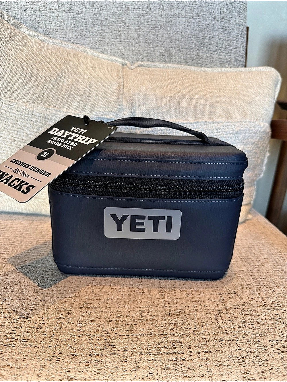 YETI Daytrip Insulated Snack Box 3L Insulated Snack Box in Blue NWT